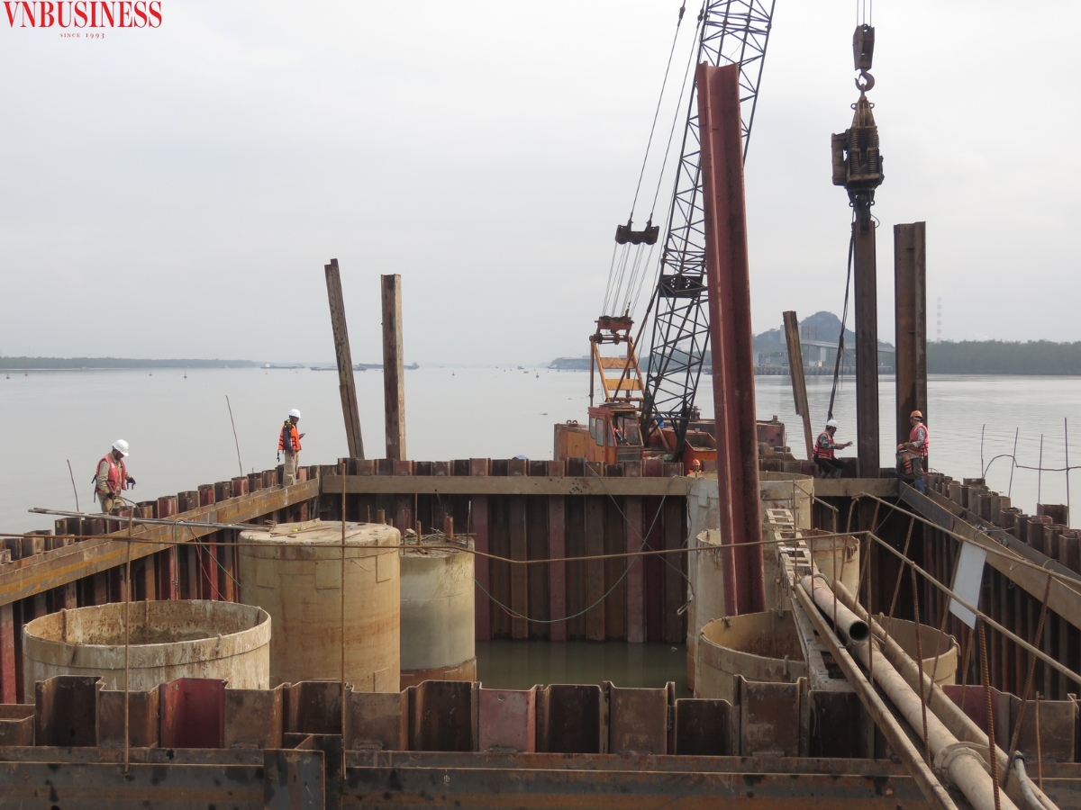 Công tác đóng cọc ván thép hố móng.