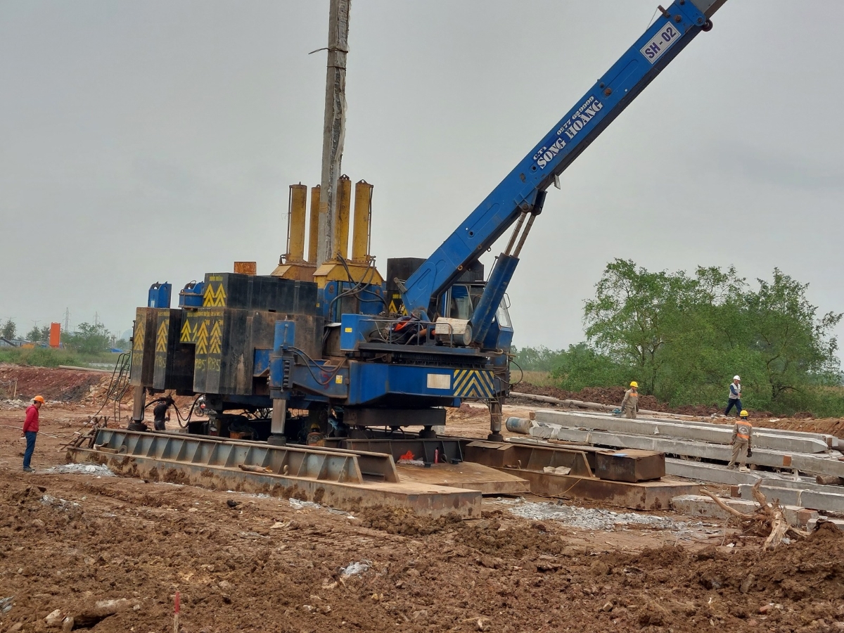 Robot ép cọc tường chắn sau mố cầu.