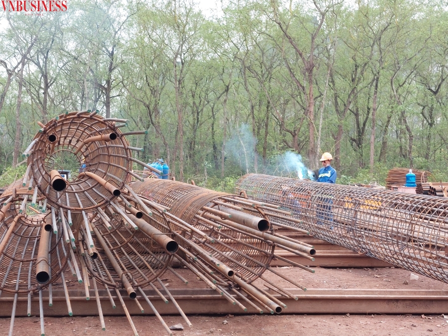 Công nhân đang gia công lồng thép.