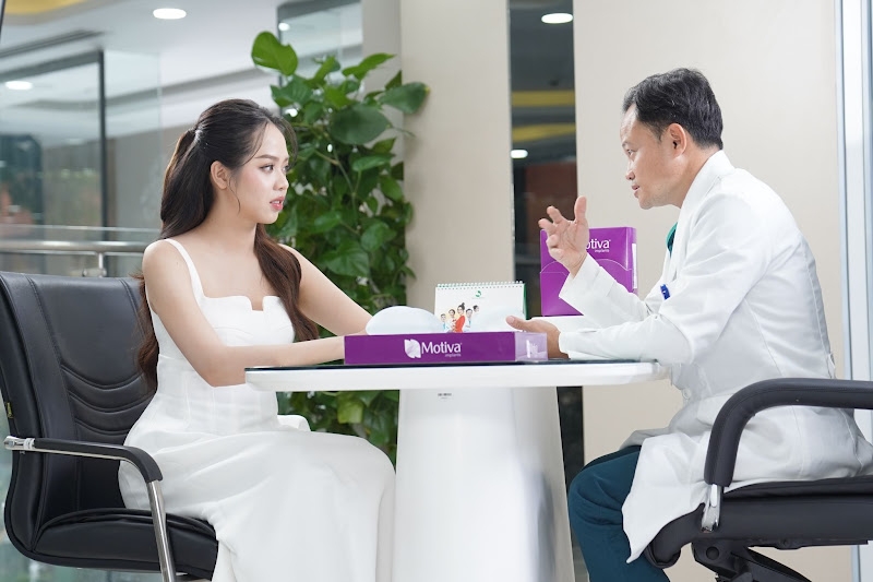 Hoa hậu Thanh Thủy được bác sĩ tư vấn trước khi phẫu thuật thẩm mỹ.