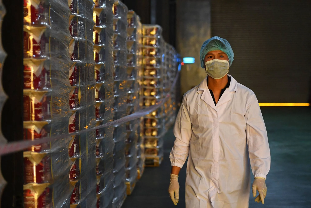 Một kỹ sư đi ngang qua những thùng cà phê tại xưởng rang cà phê Trung Nguyên. Ảnh: Nhạc Nguyễn/AFP