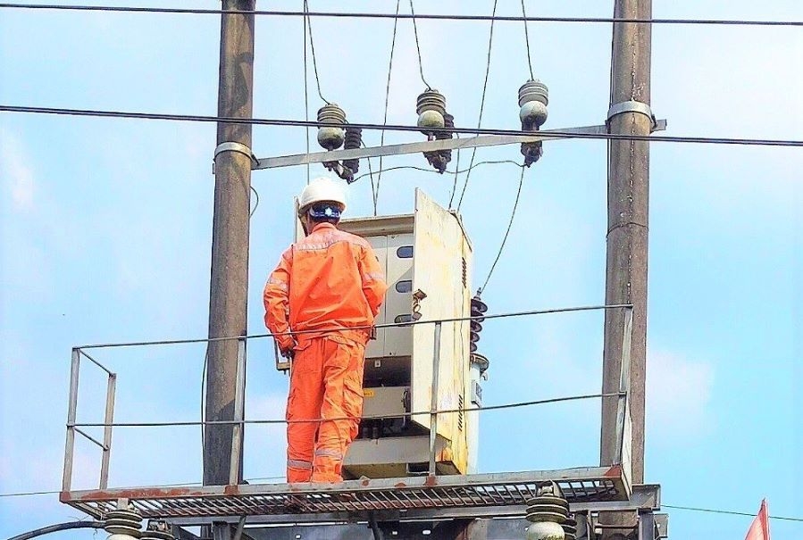 Công nhân của HTX thường xuyên kiểm tra và tiến hành thay công tơ điện mới nhằm nâng cao chất lượng dịch vụ điện tới người dân.