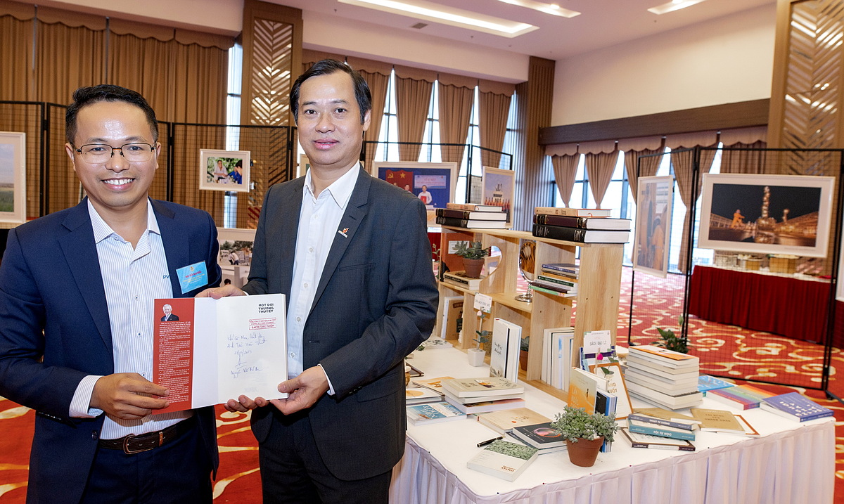 Lãnh đạo KCM tặng sách cho đại biểu tham dự Đại hội Công đoàn KCM nhiệm kỳ 2023-2028.