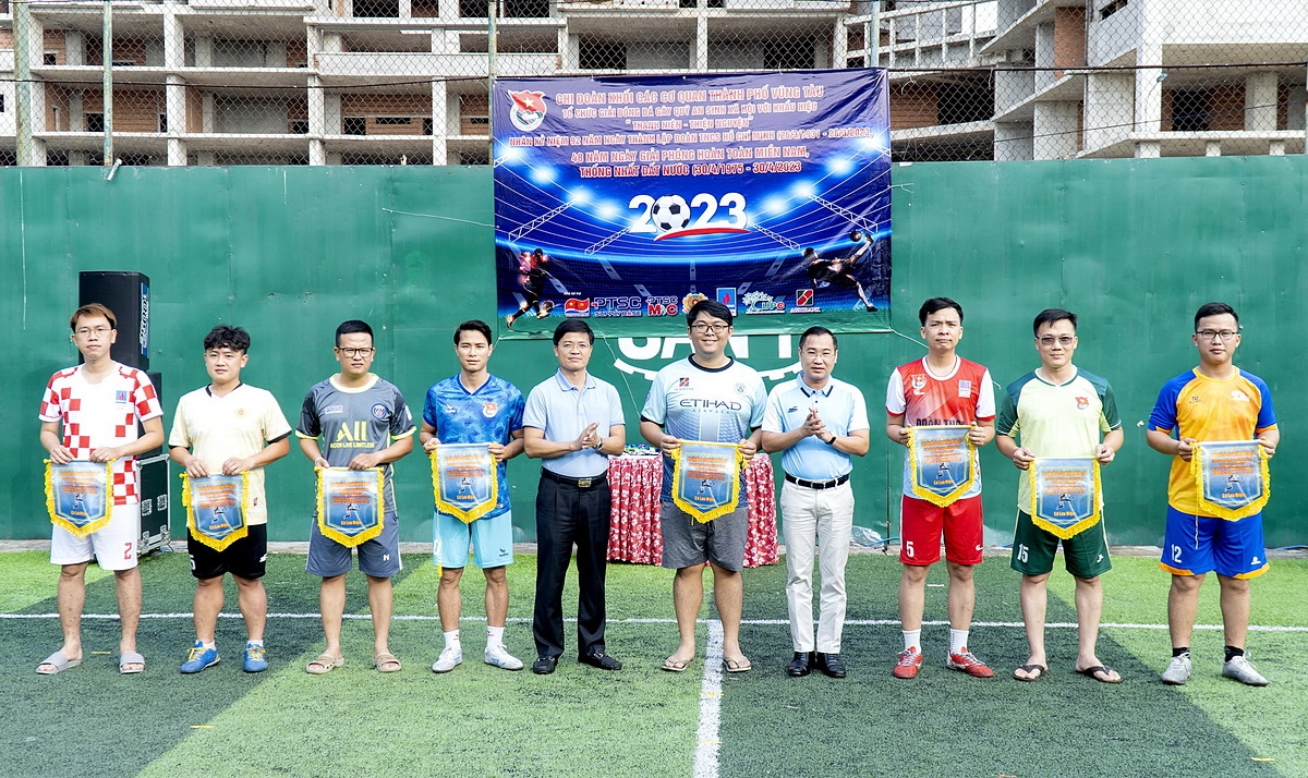 Lãnh đạo TP. Vũng Tàu tặng Cờ lưu niệm cho các đội tham dự Giải đấu.