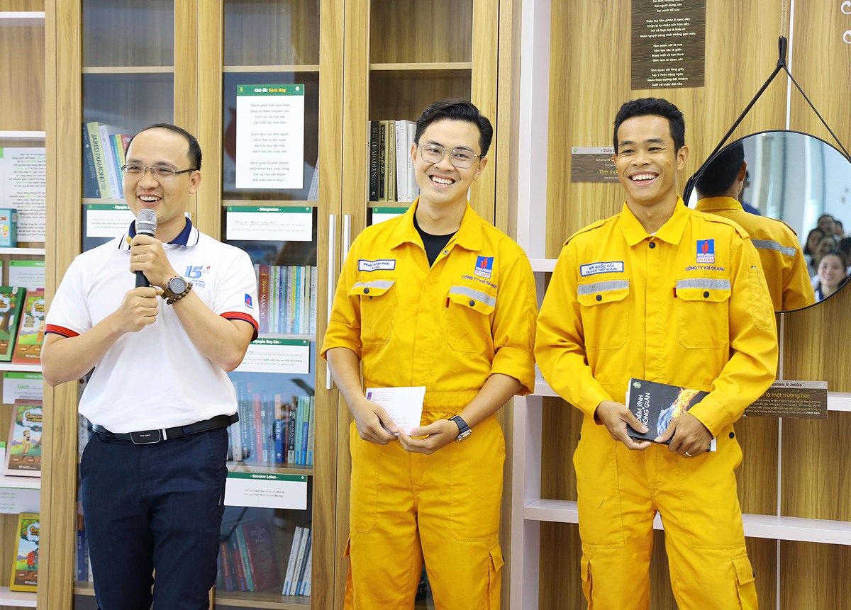 Giao lưu và trao đổi những điều hay từ sách trở thành một sinh hoạt ngoại khóa vui vẻ và bổ ích với tất cả NLĐ KCM.