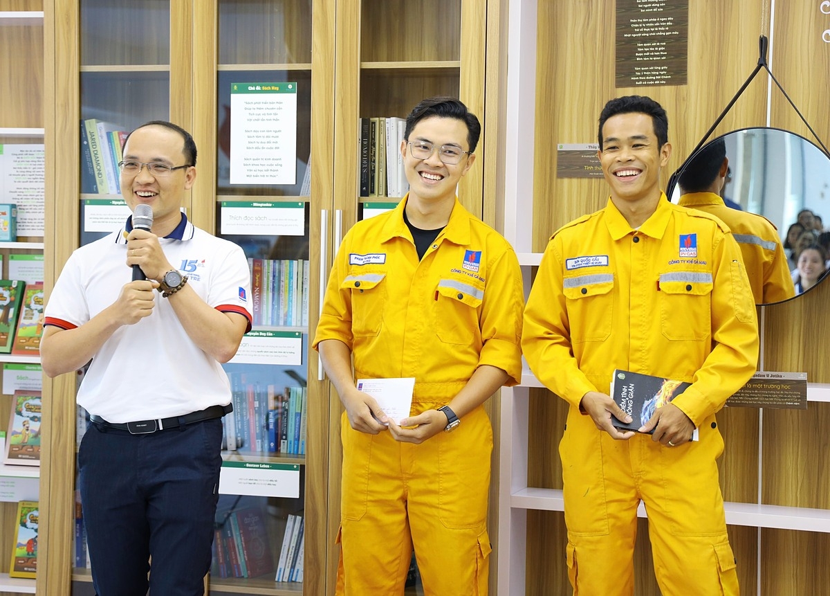 Giao lưu và trao đổi những điều hay từ sách trở thành một sinh hoạt ngoại khóa vui vẻ và bổ ích với tất cả NLĐ KCM.