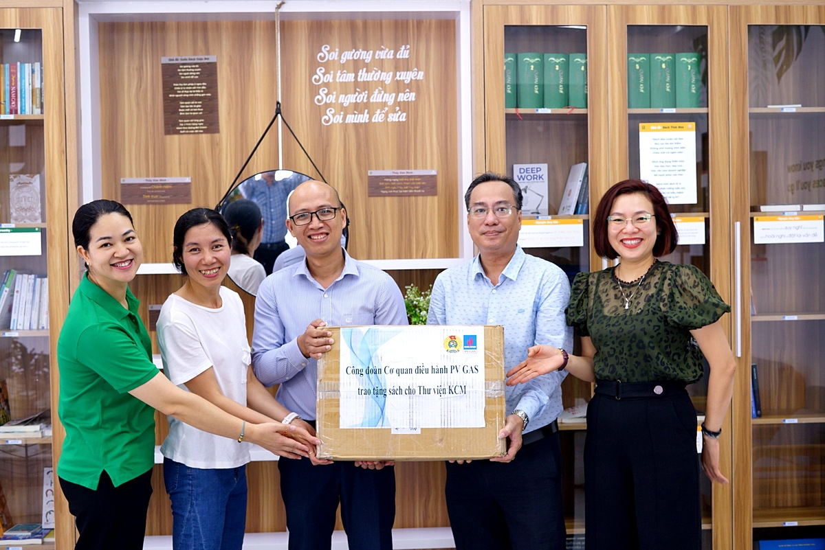 Đại diện Công đoàn Cơ quan điều hành PV GAS chuyển món quà hàng chục cuốn sách hay do NLĐ đóng góp để tặng cho Thư viện KCM.