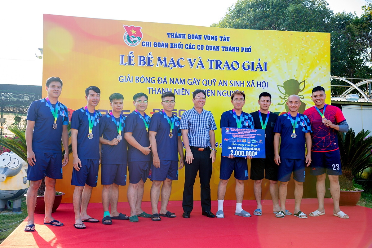 Đội bóng đá DVK nhận giải Ba chung cuộc và trao tặng số tiền đạt giải cũng như ủng hộ thêm cho chương trình “Thanh niên – thiện nguyện” của Tuổi trẻ Vũng Tàu.