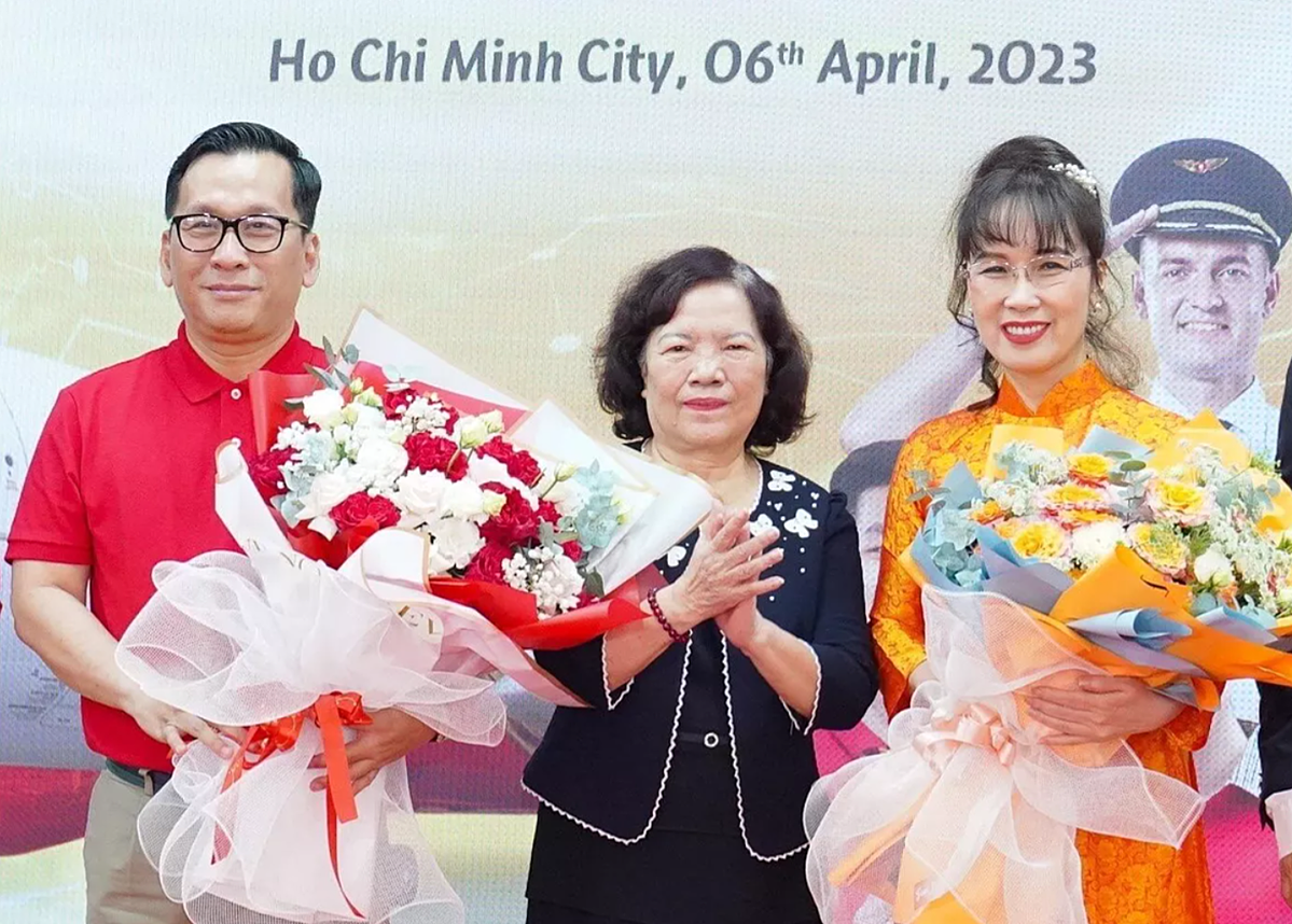 Vietjet công bố Chủ tịch HĐQT và Tổng Giám đốc mới ngày 6/4/2023. Từ trái qua phải: tân Tổng Giám đốc Đinh Việt Phương, cựu Chủ tịch Nguyễn Thanh Hà, tân Chủ tịch Nguyễn Thị Phương Thảo.