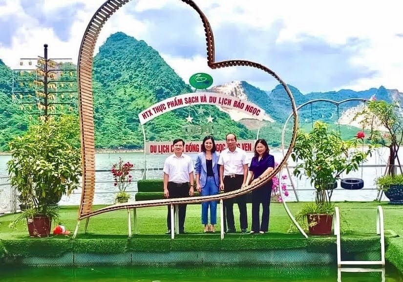 Lãnh đạo tỉnh Yên Bái và huyện Yên Bình thăm mô hình hoạt động của HTX thực phẩm sạch và du lịch Bảo Ngọc.