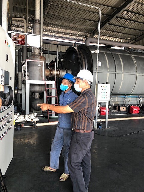 Giám đốc HTX Nguyễn Hữu Ký và công nhân vận hành máy móc, thiết bị tại Nhà máy sản xuất dầu FO-R của HTX