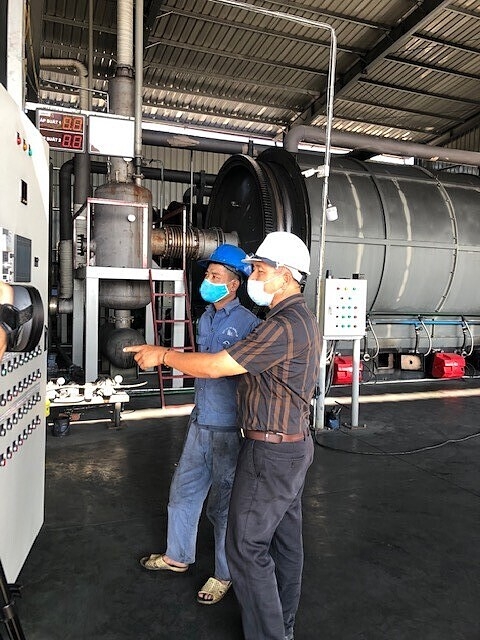 Giám đốc HTX Nguyễn Hữu Ký và công nhân vận hành máy móc, thiết bị tại Nhà máy sản xuất dầu FO-R của HTX