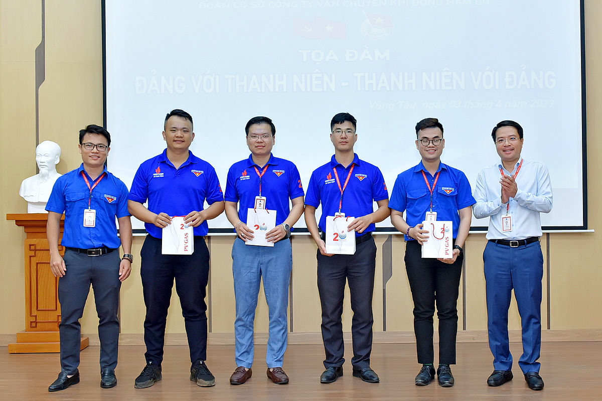 Khen thưởng các điển hình thanh niên tích cực, sáng tạo, nỗ lực.