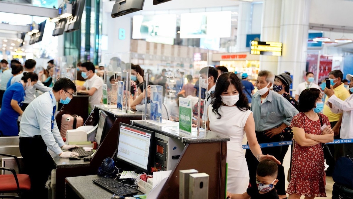 Nhiều ý kiến không đồng tình đề xuất đưa quy định áp giá sàn vé máy bay vào Luật Giá sửa đổi.