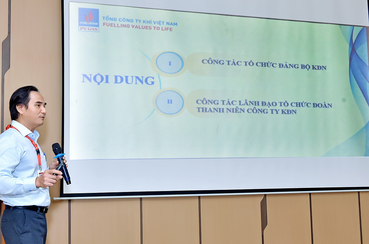 Đại diện Đảng ủy KĐN trình bày tham luận “Vai trò của Đảng đối với công tác thanh niên và vai trò của Đoàn thanh niên trong việc xây dựng và phát triển Văn hoá doanh nghiệp của Công ty”.