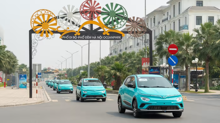 Việt Nam yêu cầu taxi đầu tư mới phải chạy bằng điện từ năm 2030.