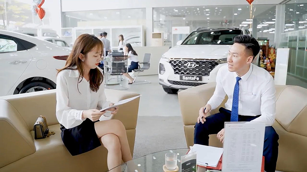 Nhân viên đang tư vấn mua xe tại showrom của Hyundai Thành Công.