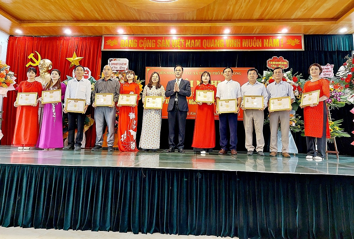 Lãnh đạo Liên minh HTX Việt Nam trao tặng Kỷ niệm chương Vì sự nghiệp phát triển HTX cho 11 cá nhân.