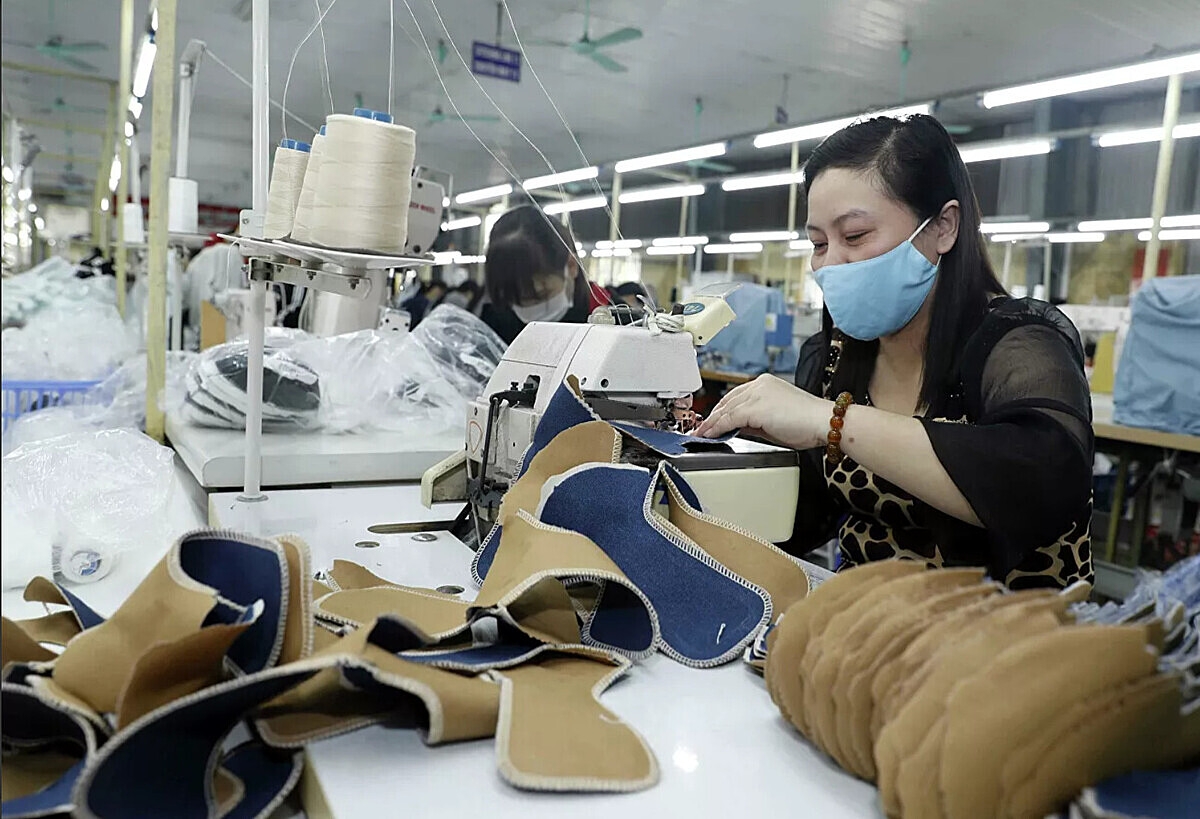 Việt Nam là một trong những trung tâm gia công sản xuất giày dép hàng đầu thế giới.