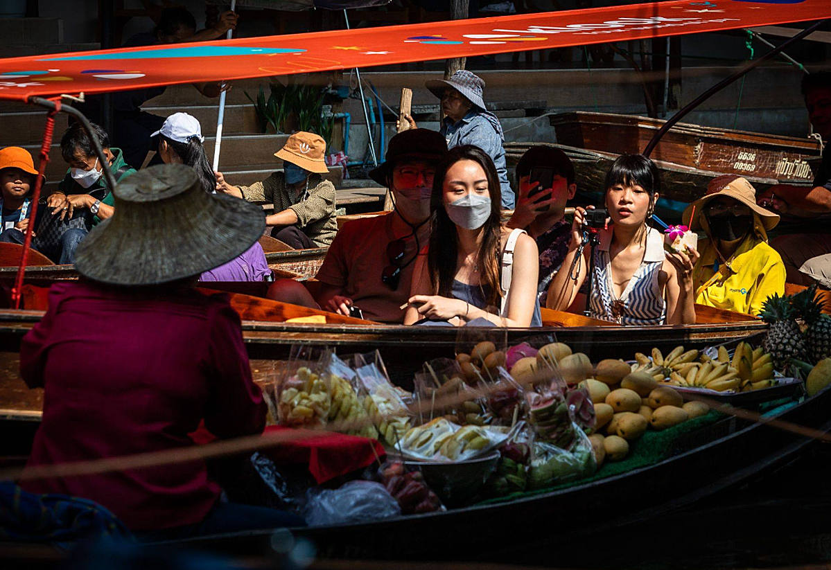 Bỏ tù, phạt tiền hoặc cả hai: Thái Lan cảnh báo du khách không lén mua trái cây giá rẻ.