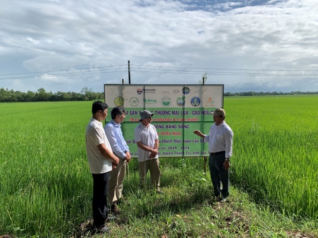 Lãnh đạo HTX Nông nghiệp Vinh Lợi chia sẻ thông tin quá trình xây dựng mô hình lúa hữu cơ tại HTX.