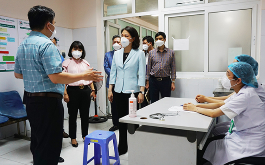Phó Chủ tịch UBND Thành phố Vũ Thu Hà kiểm tra tại Bệnh viện Đa khoa Đức Giang.