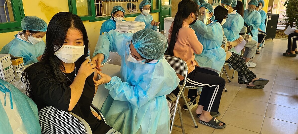 Tiêm vắc xin phòng Covid-19 cho học sinh, sinh viên trên địa bàn Tp. Hải Phòng (ảnh tư liệu).