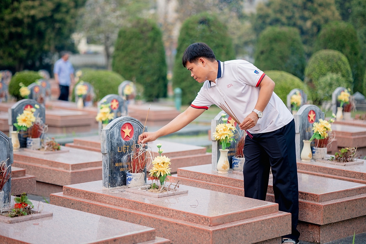 Tưởng nhớ và dâng hương tại Nghĩa trang liệt sĩ quốc gia Đồi A1.