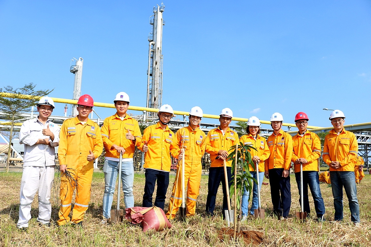 Lãnh đạo và NLĐ KCM tham gia Chương trình trồng cây tại Nhà máy xử lý Khí Cà Mau.