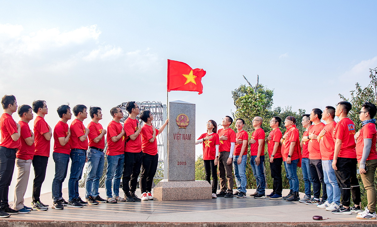 Khóa tập huấn công tác đoàn thể KCM chào cờ Tổ quốc tại cực Tây tại ngã ba biên giới trên đỉnh núi Khoan La San.