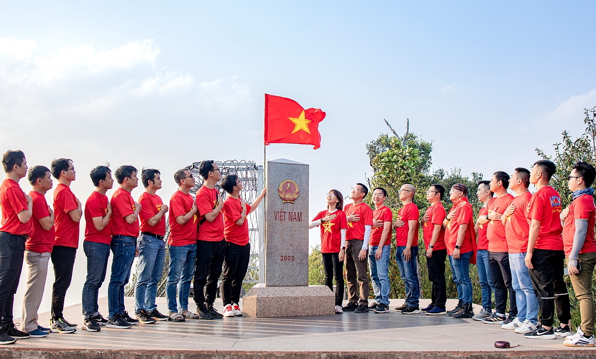 Khóa tập huấn công tác đoàn thể KCM chào cờ Tổ quốc tại cực Tây tại ngã ba biên giới trên đỉnh núi Khoan La San.