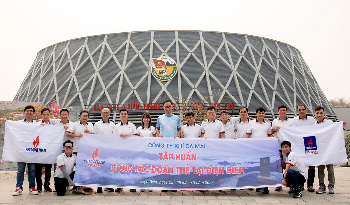 Đoàn thăm quan Bảo tàng Chiến thắng lịch sử Điện Biên Phủ.