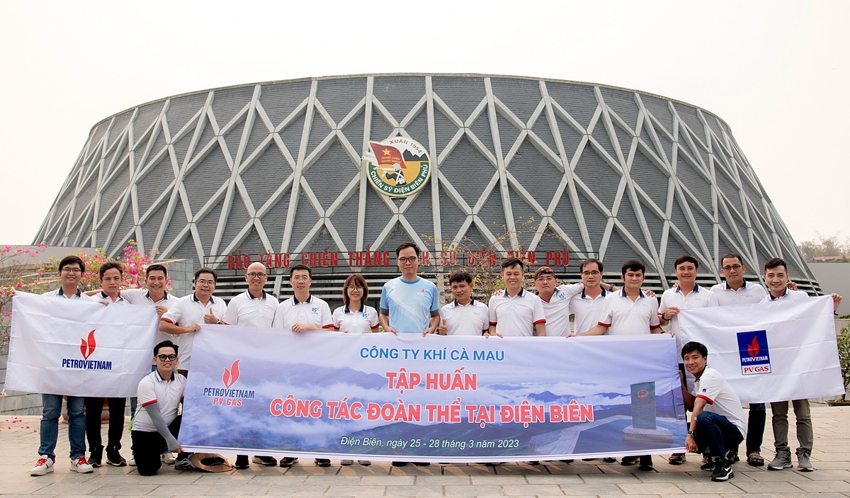 Đoàn thăm quan Bảo tàng Chiến thắng lịch sử Điện Biên Phủ.