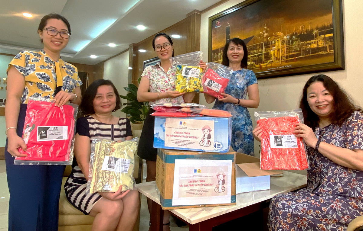 Ban nữ công Công đoàn KĐN tham gia chương trình “Tặng áo dài, trao gửi yêu thương, giữ gìn nét đẹp truyền thống”.