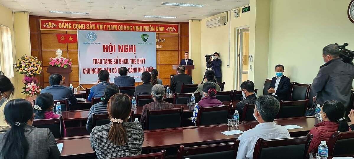 BHXH Hải Phòng phối hợp với một số đơn vị trao tặng sổ BHXH tự nguyện và BHYT cho người yếu thế.