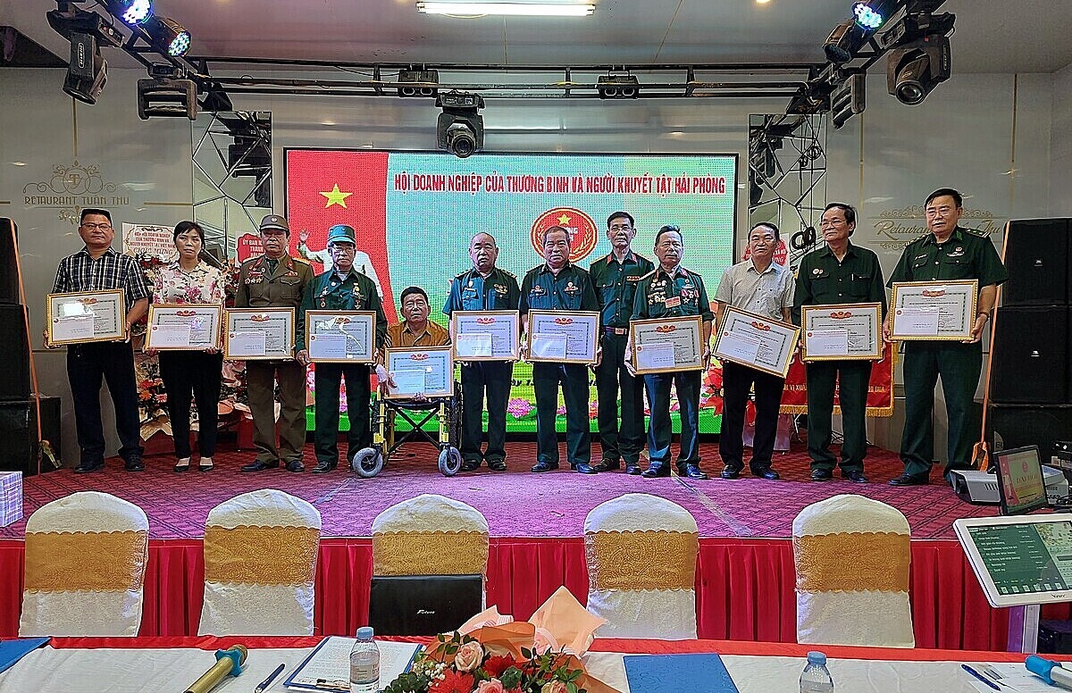 Các cá nhân có thành tích tiêu biểu trong công tác giải quyết việc làm cho thành viên được nhận Bằng khen