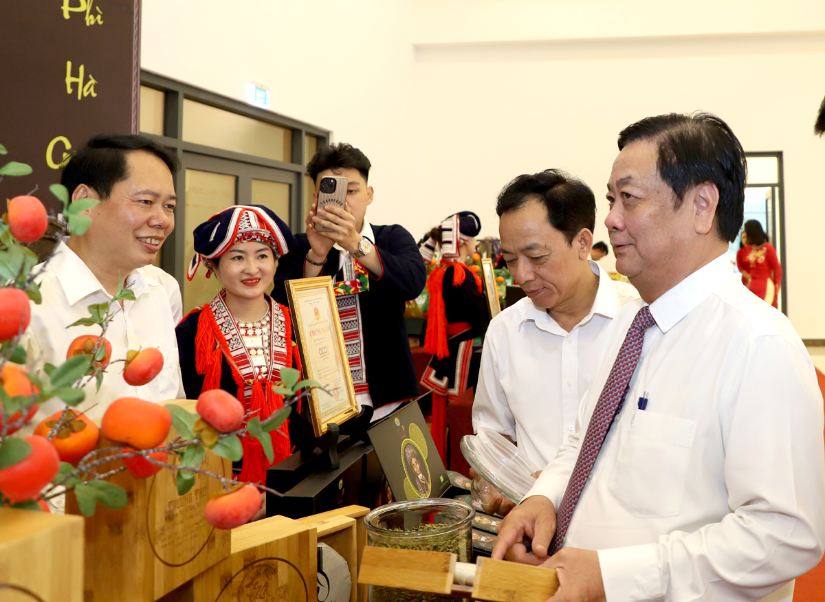 Bộ trưởng Bộ Nông nghiệp và PTNT Lê Minh Hoan tham quan sản phẩm của Hợp tác xã chế biến chè Phìn Hồ được trưng bày trong khuôn khổ hội nghị Thúc đẩy phát triển nông nghiệp tỉnh Hà Giang đến năm 2030.