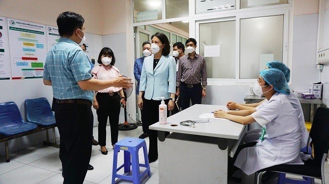 Hà Nội đặt mục tiêu dứt khoát không để dịch bệnh COVID-19 bùng phát trở lại. Trong Ảnh: Phó Chủ tịch UBND Thành phố Vũ Thu Hà kiểm tra công tác phòng chống dịch tại Bệnh viện Đa khoa Đức Giang chiều ngày 12/4.