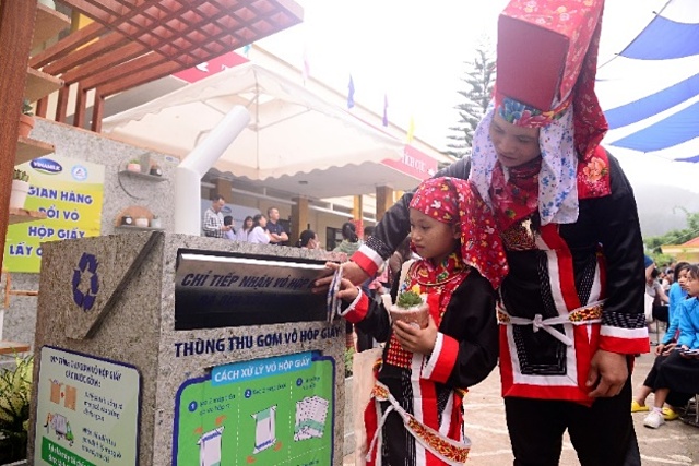 Nhân dịp này, Vinamilk và Tetra Pak cùng phối hợp tổ chức hoạt động “Đổi vỏ sữa lấy cây xanh và các món quà thân thiện môi trường”, thu hút được đông đảo học sinh, thầy cô tham gia.