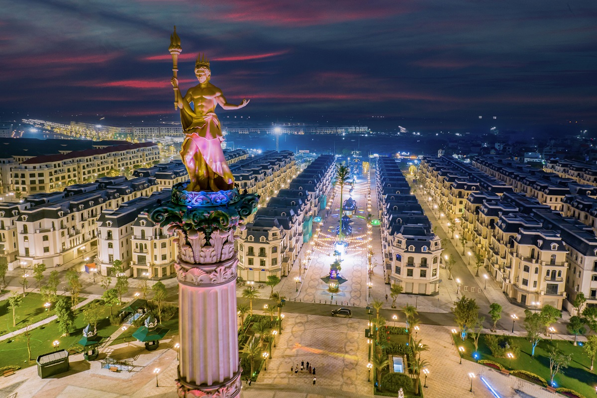 Quảng trường Kinh đô Ánh sáng với điểm nhấn là Tháp tượng thần Ánh sáng cao 50m, trên tay cầm ngọn đuốc thịnh vượng - biểu tượng cho sự phồn thịnh của siêu quần thể đô thị và trung tâm mới phía đông Thủ đô.