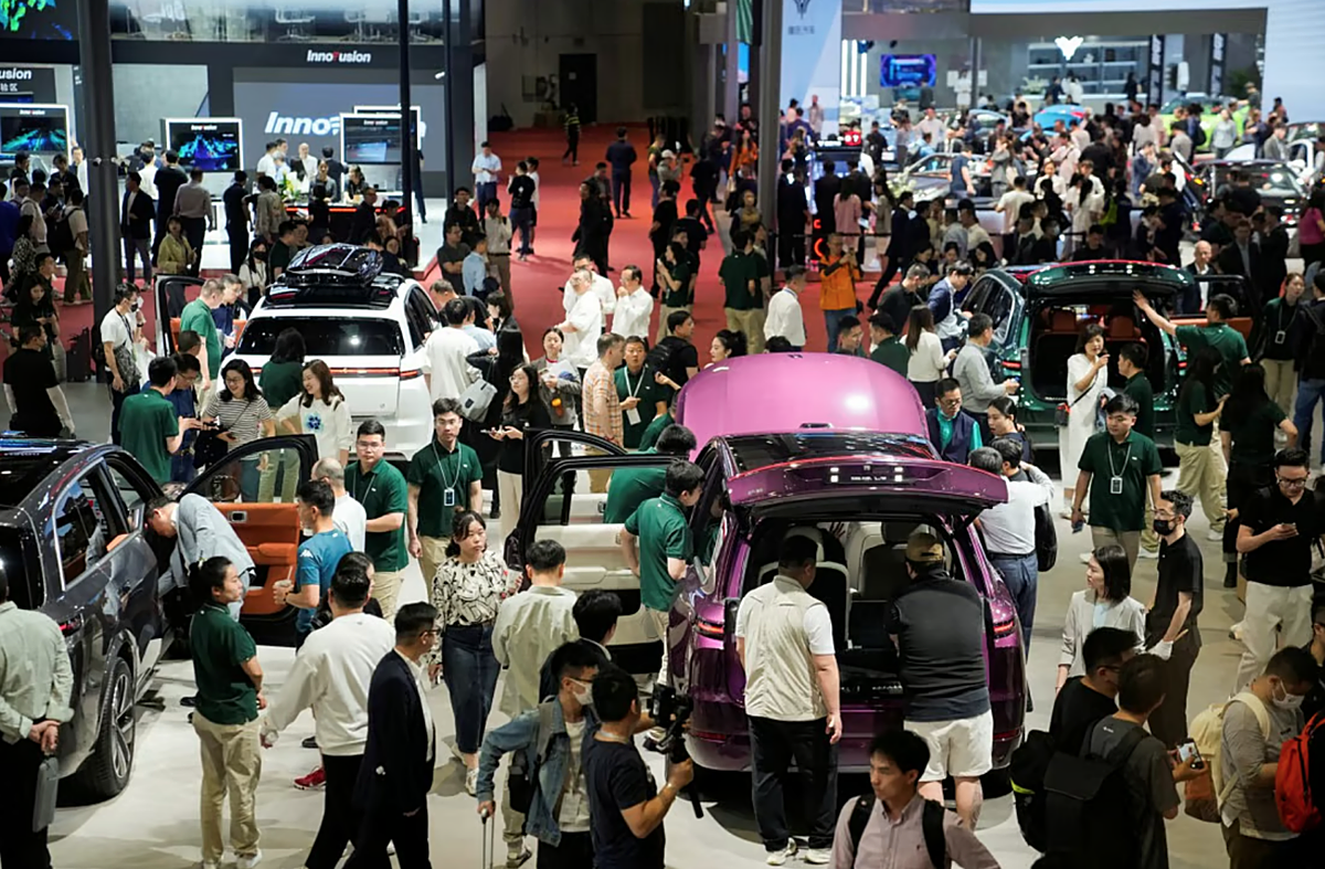 Trong hai tháng đầu năm nay, xuất khẩu ô tô của Trung Quốc đạt 301.000 chiếc, tăng 30,1% so với cùng kỳ năm ngoái. Trong Ảnh: Triển lãm ô tô Thượng Hải kéo dài đến ngày 27 tháng 4 đã thu hút hơn 1.000 doanh nghiệp trong và ngoài nước tham gia. Ảnh: Reuters