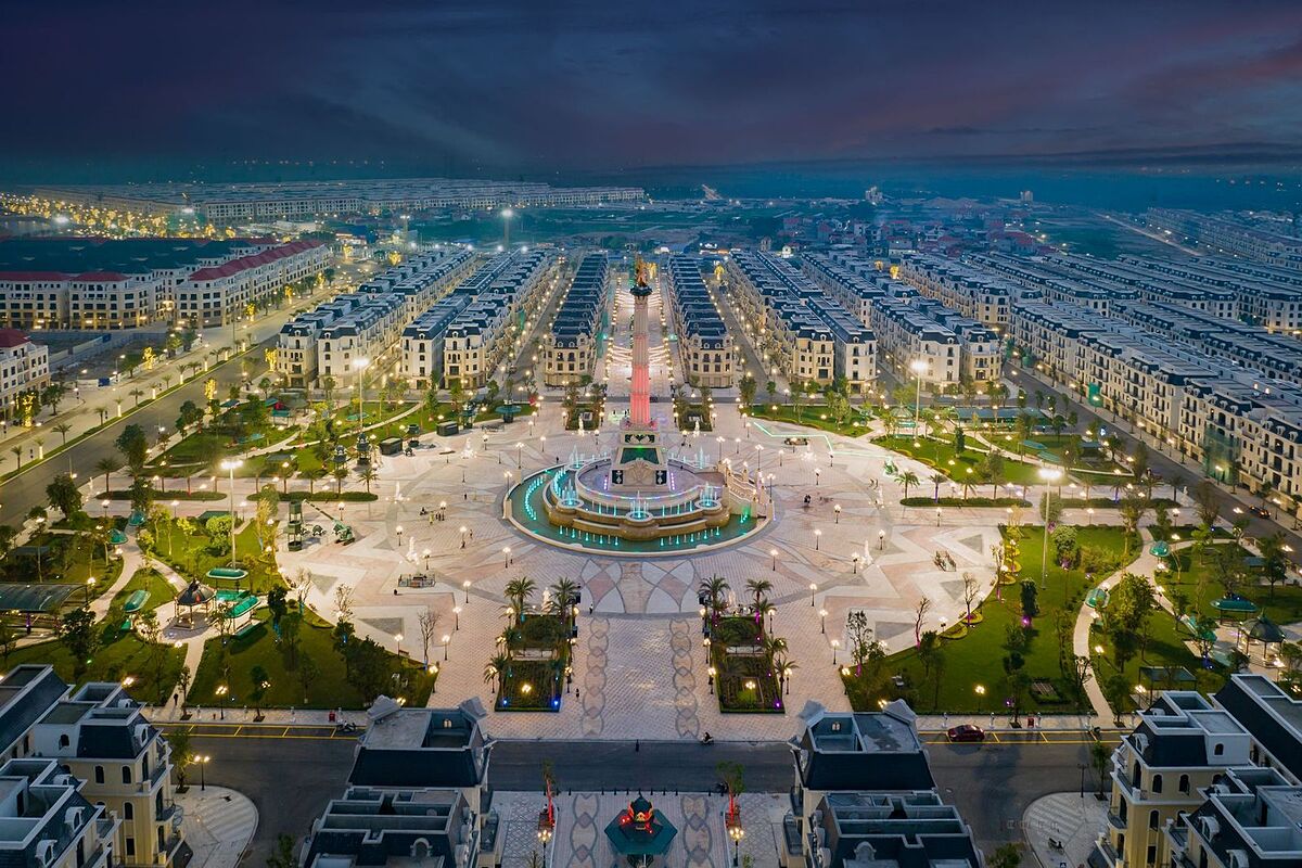 Không khí lễ hội sẽ bao trùm quảng trường Kinh đô Ánh sáng suốt mùa hè vào mỗi cuối tuần từ tháng 5 đến tháng 9. .