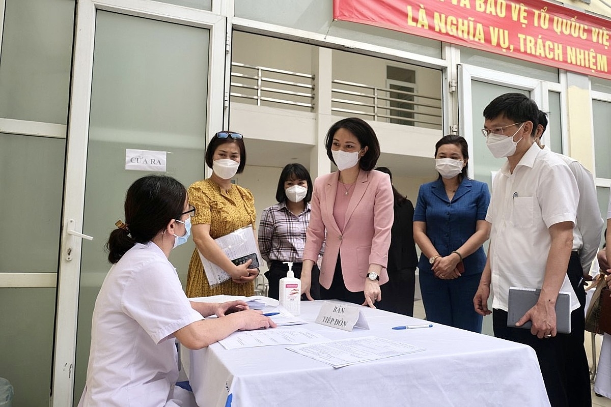 Phó Chủ tịch UBND thành phố Hà Nội kiểm tra tại điểm tiêm tại Trạm Y tế Phú Đô.