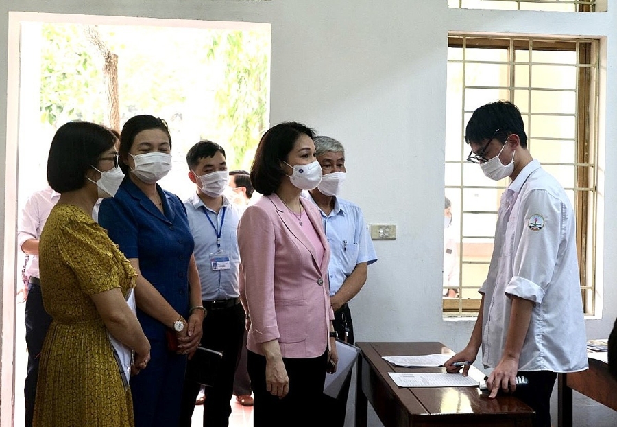 Đồng chí Vũ Thu Hà kiểm tra công tác phòng, chống dịch bệnh tại Trường Tiểu học Mỹ Đình I và Trường THPT Trí Đức.