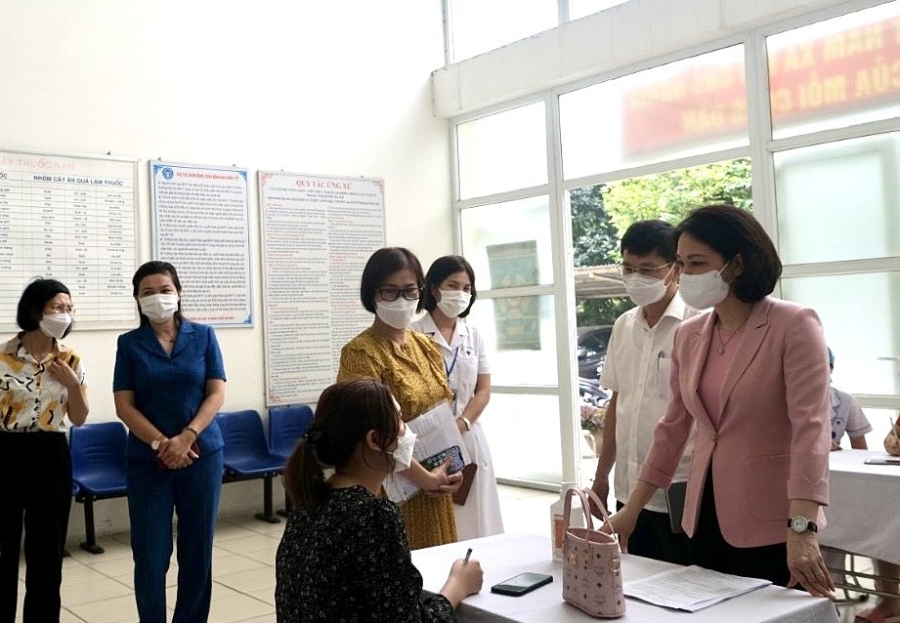 Đồng chí Vũ Thu Hà yêu cầu quận Nam Từ Liêm phải tăng cường kiểm tra việc triển khai công tác phòng, chống dịch bệnh.