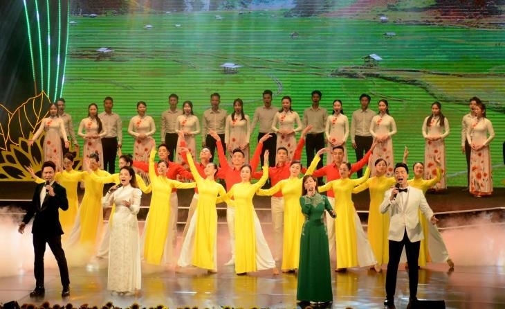 Tiết mục “Thênh thang đường mới”, sáng tác Hồ Trọng Tuấn được các nghệ sĩ biểu diễn tại chương trình.