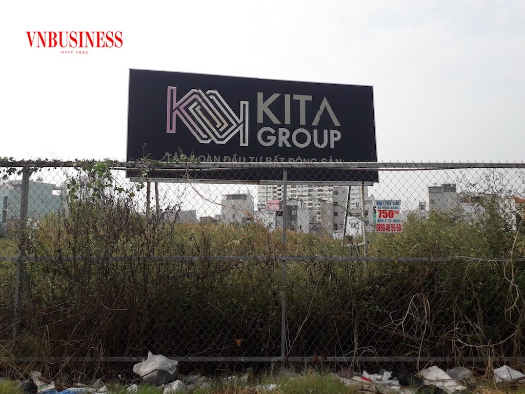 Cỏ mọc um tùm bên trong dự án dở dang của Kita Group trên đại lộ Võ Văn Kiệt thuộc phường An Lạc, quận Bình Tân, Tp.HCM.