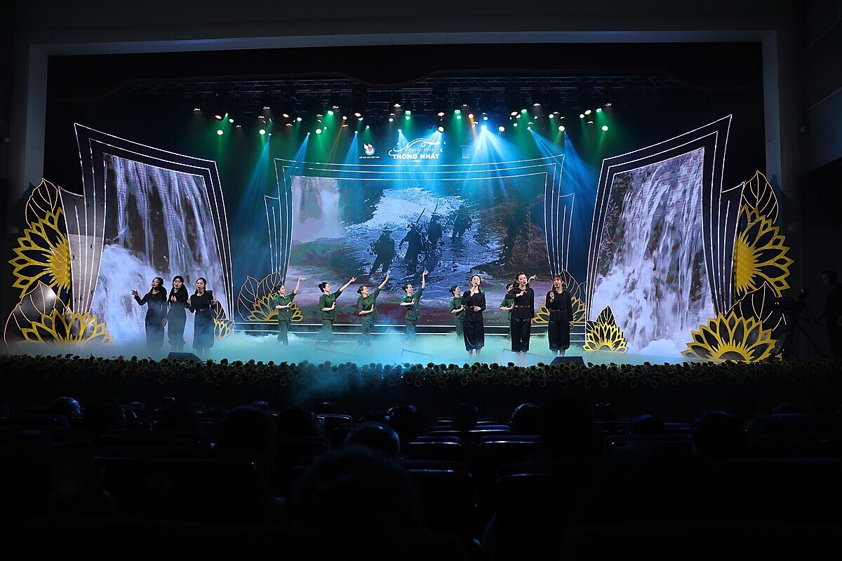 Bài ca đi cùng năm tháng “Cô gái mở đường” trong chương trình.