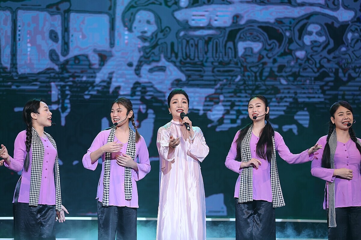 Ca sĩ Phạm Thu Hà biểu diễn tiết mục “Bài Ca May Áo” trong chương trình.
