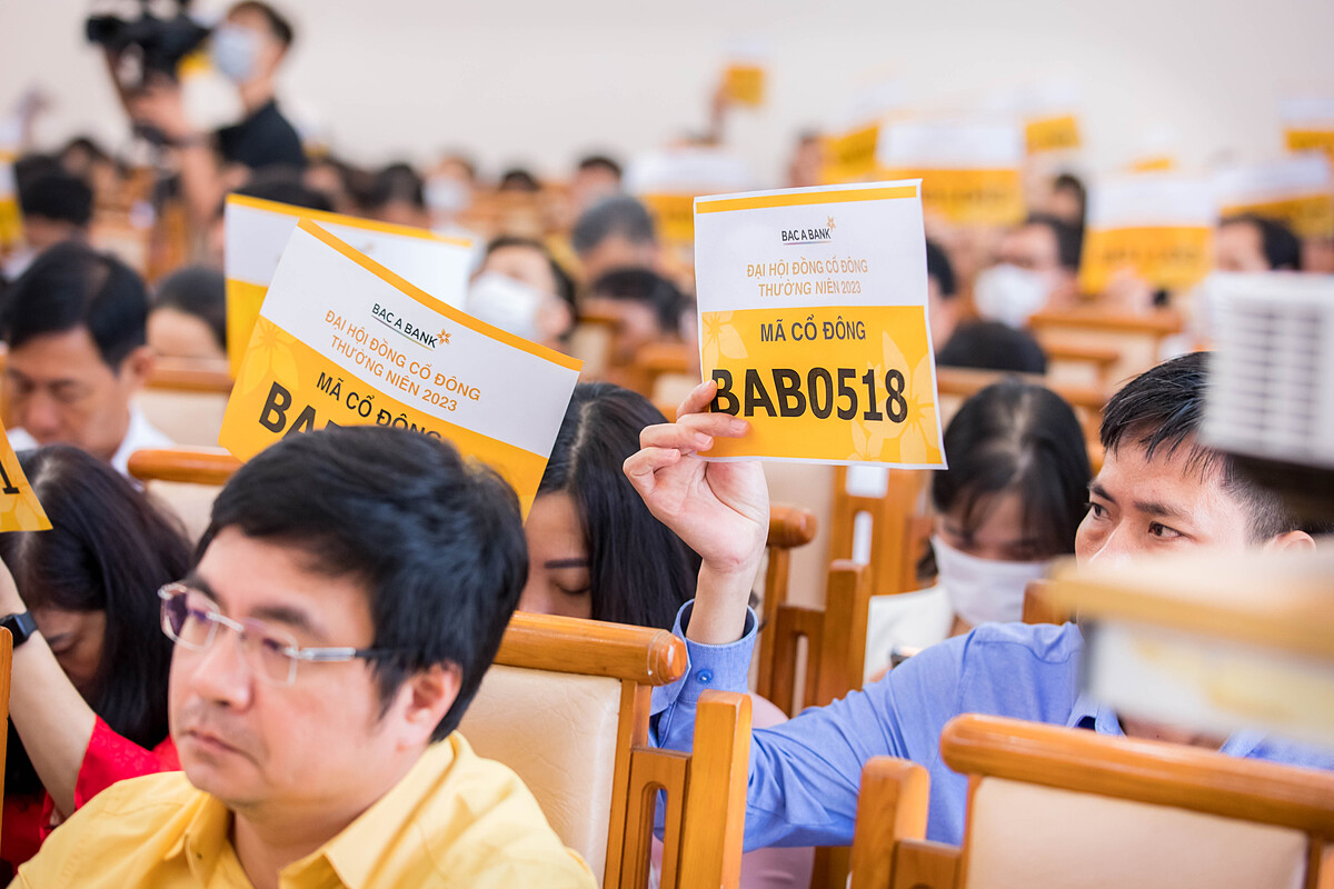 Các cổ đông biểu quyết tại Đại hội đồng cổ đông thường niên 2023.